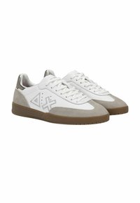 Sneaker bianche e grigie realizzate in materiali in pelle e scamosciata, con punta tonda, design con lacci e suola in gomma con dettagli a motivo.