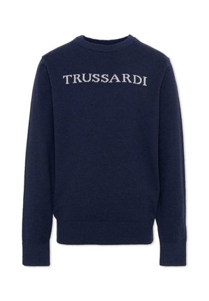 Granatowy sweter z okrągłym dekoltem, długimi rękawami oraz prążkowymi ściągaczami na mankietach, u dołu i przy dekolcie, z białym napisem "TRUSSARDI" na wysokości klatki piersiowej.