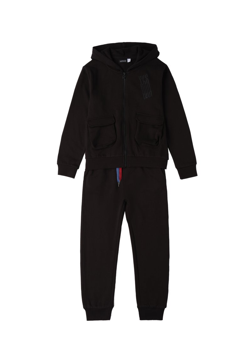 Zwarte hoodie met rits, twee voorzakken en bijpassende broek. Beschikt over elastische boorden en een kleuraccent op het trekkoord.