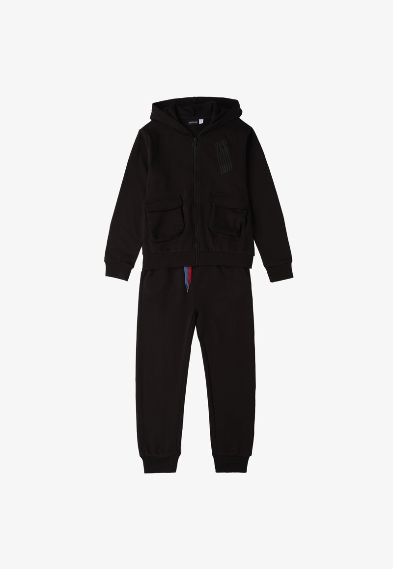 Sudadera negra con capucha y cierre de cremallera, dos bolsillos frontales y pantalones a juego. Presenta puños elásticos y un acento de color en el cordón de ajuste.