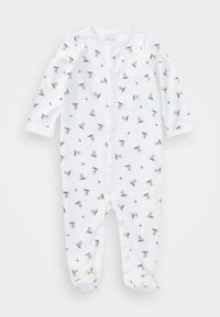 Weißer Baumwollstrampler für Babys mit einem sich wiederholenden Muster von Teddybären in blauen Outfits, langen Ärmeln und Druckknöpfen auf der Vorderseite.