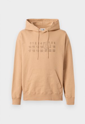 Kapuzensweatshirt aus hellbrauner Baumwolle. Verfügt über eine Fronttasche, gerippte Bündchen und eine bedruckte Grafik von Zahlen und einem Kreis auf der Brust.