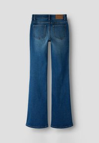 Jeans in denim blu a gamba larga con vita media, caratterizzati da due tasche posteriori e un'etichetta in pelle sul cinturino. Tessuto morbido, design classico.