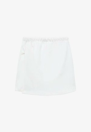 Jupe courte blanche et extensible avec une taille élastique ; présente un design croisé et une texture lisse. Sans motifs ni accents supplémentaires.