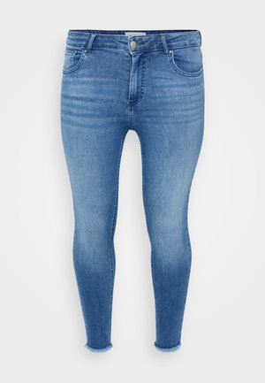 Helle blaue Skinny Jeans mit tailliertem Design, kontrastierenden Nähten und fransigem Saum. Es gibt fünf Taschen und einen Reißverschluss.
