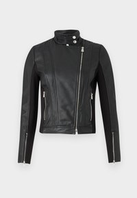 Giubbotto di pelle nera con colletto alto, cerniera frontale asimmetrica, tasche con zip e lati in tessuto a contrasto, caratterizzato da pannelli strutturati.