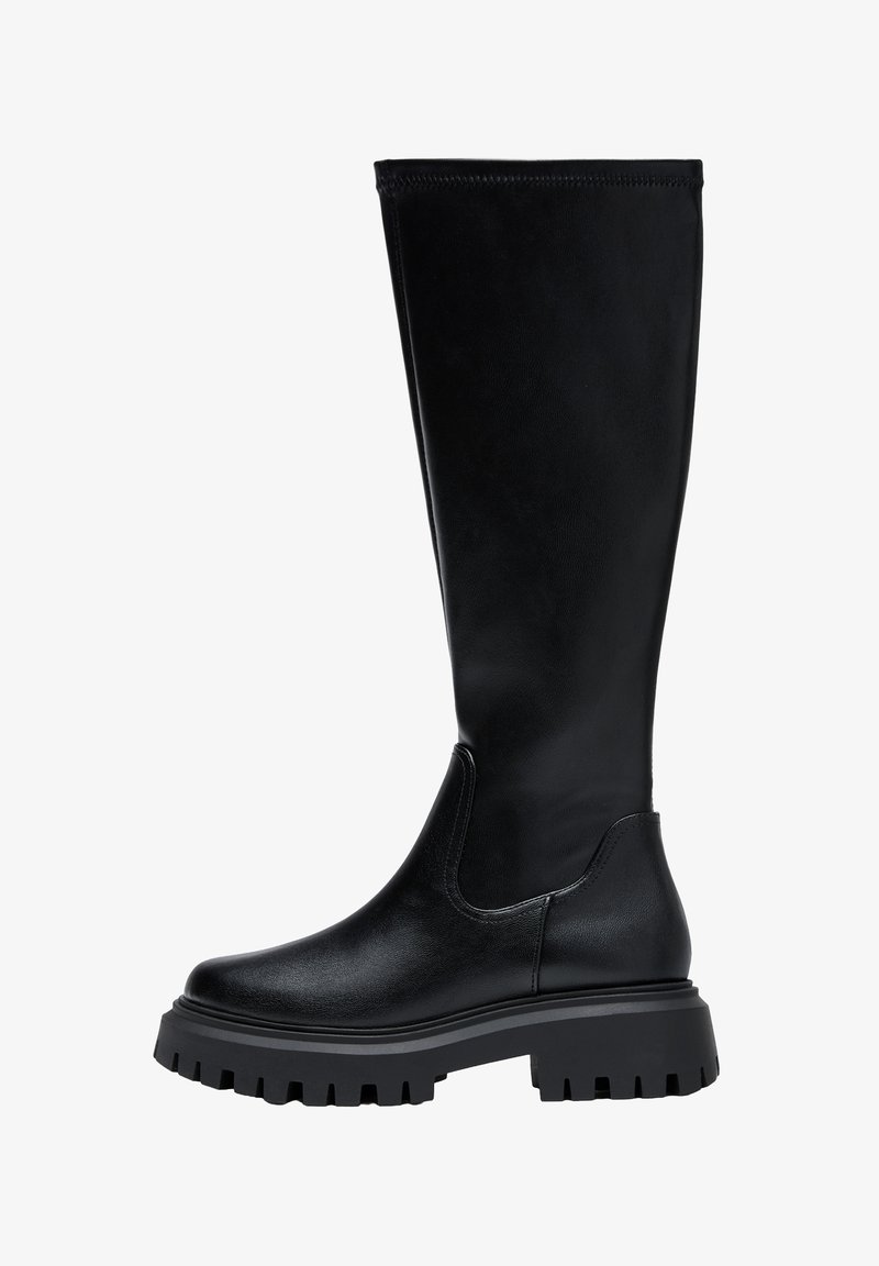 Čierne kožené čižmy po kolená s okrúhlou špičkou, elastickými bočnými panelmi a robustnou gumovou podrážkou s dezénom.