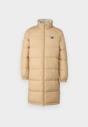 Palton puffer lung bej, cu guler înalt, închidere cu fermoar și manșete elastice. Oferă un model matlasat pentru izolație și căldură.
