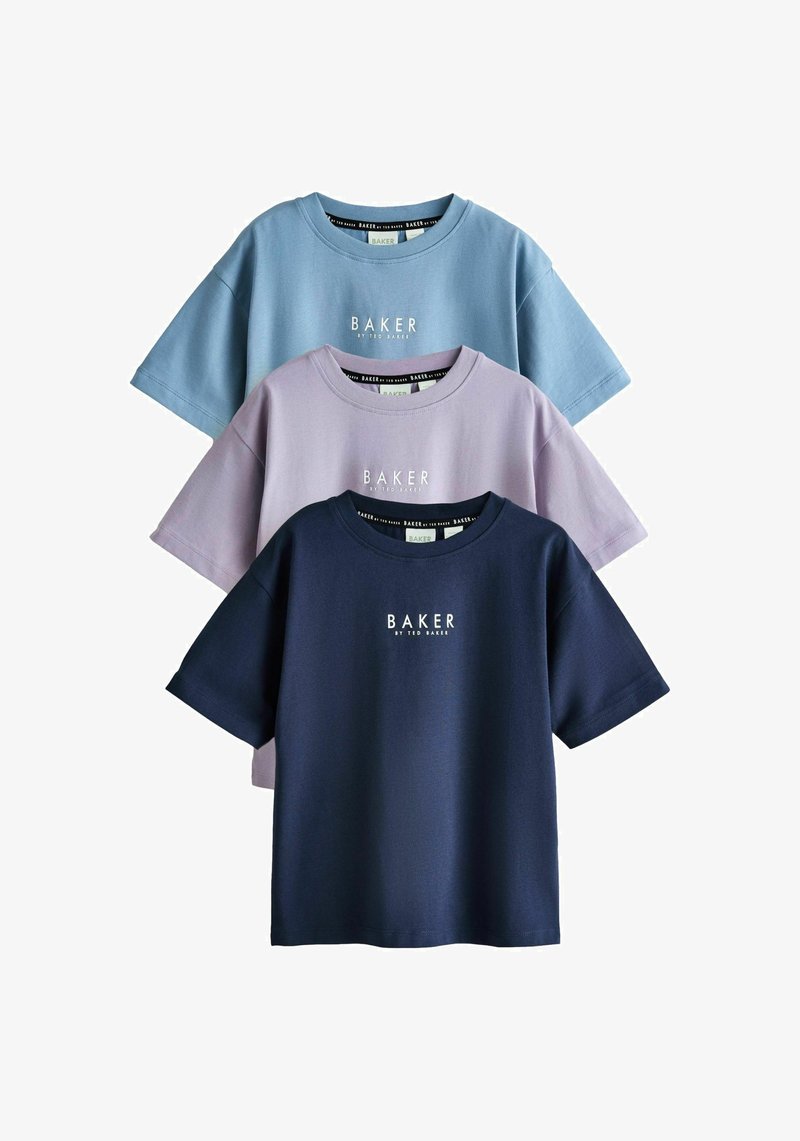 Trzy koszulki z krótkim rękawem w kolorach jasnoniebieskim, lawendowym i granatowym, z okrągłym dekoltem i logo na piersi. Wykonane z gładkiego, miękkiego materiału.