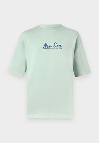 Mintgrønt bomulds T-shirt med korte ærmer, med navyblå "New Era" tekst og "Lake Erie, Buffalo, New York" trykt nedenunder.