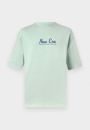 Bomba zeleni bombažni majica s kratkimi rokavi, na kateri je natisnjen temno moder napis "New Era" in pod njim "Lake Erie, Buffalo, New York".