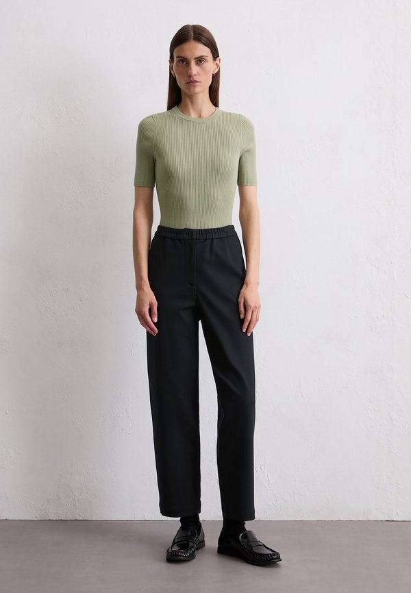 MARC O’POLO X DFB TRAVEL COLLECTION PANTS JOGGER STYLE TAPERED LEG FRENCH POCKETS - Trousers3