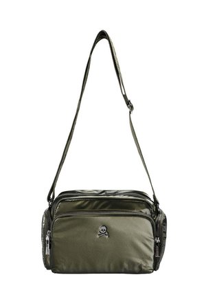 Bolso bandolera pequeño color verde oliva con múltiples compartimentos con cremallera y un pequeño emblema de calavera y huesos cruzados en el bolsillo delantero.