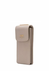 Beżowa skórzana kieszeń na telefon o teksturowanej powierzchni, z zapięciem na klapkę, złotym logo oraz akcentem w postaci łańcuszka do noszenia. Smukły, prostokątny kształt.