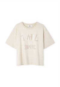 Camiseta de manga corta color crema, con un diseño de letras en relieve y textura en beige, cuello redondo y silueta holgada.