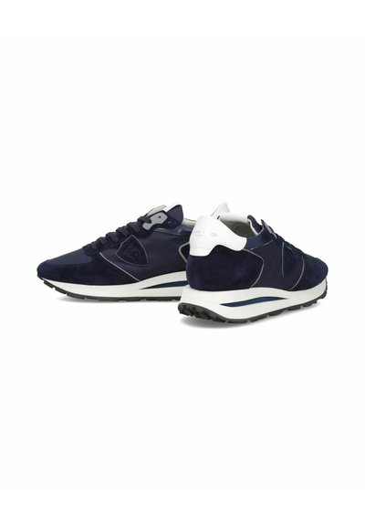 Baskets en suède navy avec un talon blanc et des accents gris. Dotées d'une semelle rembourrée et d'un design à lacets. Surface texturée pour une meilleure adhérence.
