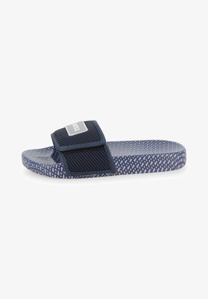 Sandale en caoutchouc bleu marine avec une bride en mesh ajustable et une semelle à motifs dans des nuances de bleu et de noir, vue de profil.