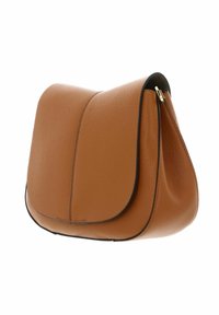 Borsa a tracolla in pelle color cuoio con superficie testurizzata, forma curvata, pattina ripiegata e dettagli neri a contrasto. Accenti in oro discreti.