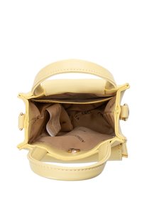 Sac en cuir jaune au design structuré. Présente un extérieur lisse, des poignées courtes et un intérieur en tissu doublé avec des étiquettes de marque.
