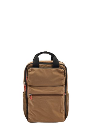 Brązowy prostokątny plecak z dwoma czarnymi uchwytami, wieloma przegródkami na suwak oraz siateczkowymi kieszeniami po bokach na białym tle.