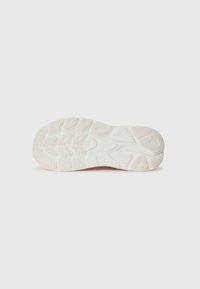 Semelle de chaussure de course blanche en caoutchouc texturé avec des rainures et des grips en motifs pour une traction optimale. Logo visible sur la semelle.