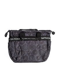 Svart mönstrad väska med texturerad tyg, som har två handtag och en logoband, med geometriska mönster i en glänsande finish.