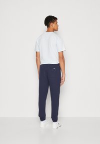 Tommy Jeans SLIM ENTRY GRAPHIC SWEATPANT - Pantalones deportivos - twilight navy