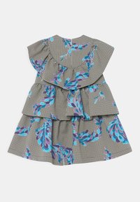 Czarna i biała sukienka w kratkę z niebieskimi i fioletowymi kwiatowymi wzorami, z warstwowymi falbanami i okrągłym dekoltem. Zamek błyskawiczny z tyłu.