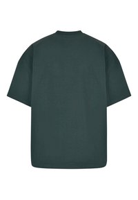 Tricou oversized de culoare verde închis, realizat din bumbac, are guler rotund și mâneci scurte, cu o textură netedă și uniformă și fără modele vizibile.