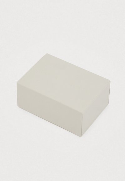 Caixa retangular de cor cinzento claro, feita de cartão liso com acabamento mate e texto em relevo na tampa.