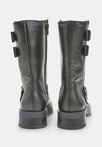 Mustad musta nahast põlvekõrgused saapad kahekordse küljeärgiga, lukuga ja jämeda, tekstureeritud kontsaga. Sile viimistlus, vastupidav disain.