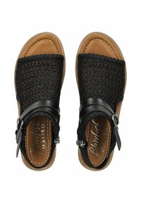 Černé tkané sandály se silným koženým páskem, detailem přezky a kontrastní tanovou podešví. Plná podrážka, jednoduchý design s akcenty šití.