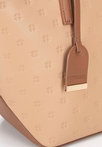 Borsa in pelle color tan con motivo in rilievo, forma strutturata, manico superiore e un'etichetta con logo "WITTCHEN" e accento dorato.