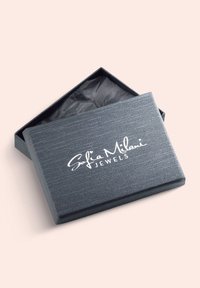 Grå smykkeboks med tekstureret overflade, åben for at afsløre sort silkepapir indeni. Har "Sofia Milani JEWELS" logo i hvid.