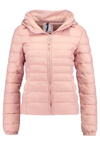 Veste matelassée rose clair avec une capuche. Elle est dotée d'une fermeture éclair frontale, d'un design matelassé horizontal et de poignets élastiques. Texture de tissu lisse.