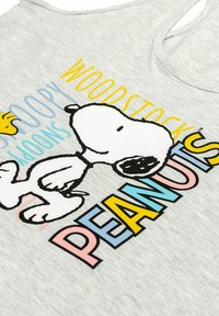 Canotta in cotone grigia con una grafica cartoon di Snoopy e Woodstock, accompagnata da un testo colorato "Snoopy Woodstocks Peanuts" in diverse tonalità.