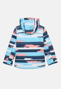 Pestrá bunda s kapucňou s horizontálnymi pruhmi v modrej, námorníckej a koralovej farbe; ľahký materiál s hladkou textúrou a voľným strihom.