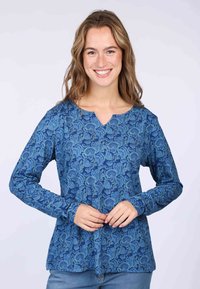 Bluse mit langen Ärmeln und Blumenmuster in Blau, mit V-Ausschnitt, versehen mit filigranen Designs in Hellblau und Grün auf einem dunkelblauen Hintergrund.