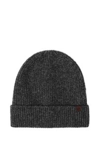 Ciemnoszara dziergana czapka z prążkowanym wzorem i podwiniętym mankietem. Na boku znajduje się mała brązowa naszywka.