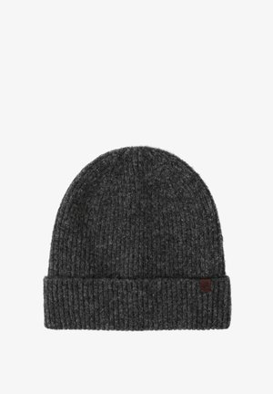 Tmavě šedá pletená čepice s žebrovanou texturou a ohrnutým lemem. Na boku je malá hnědá nášivka.