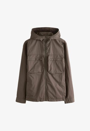 Braune leichte Jacke mit Kapuze, ausgestattet mit einem Frontreißverschluss und zwei großen Brusttaschen. Glatte Textur und lässiges Design.