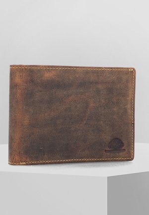 Bruine leren portemonnee met een gestructureerd oppervlak, zichtbare stiksels en een reliëflogo-detail in de rechterbenedenhoek.