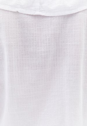 Weißer Stoff mit einer strukturierten, gewebten Musterung, die dünne, gitterartige Linien zeigt. Das Material wirkt leicht und leicht transparent.