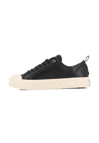 Sneaker in pelle nera con superficie testurizzata, suola in gomma crema, punta rotonda e chiusura con lacci. Presenta un piccolo anello sul tallone.