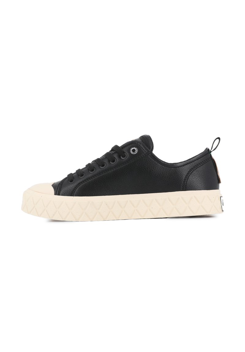 Sneaker in pelle nera con superficie testurizzata, suola in gomma crema, punta rotonda e chiusura con lacci. Presenta un piccolo anello sul tallone.