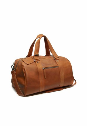 Bruine leren duffeltas met dubbele handvatten, voorvak met rits en afneembare schouderriem op een witte achtergrond.
