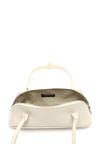 Borsa a mano in pelle crema con chiusura a zip, due manici e una superficie liscia. Interno foderato, presenta un'etichetta con il marchio "MISAKO".