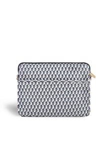 Laptopfodral med ett svart, vitt och grått geometriskt kubmönster och en guldfärgad dragkedja på en vit bakgrund.