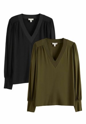 Zwei Blusen in Schwarz und Olivgrün im Set, mit V-Ausschnitt, langen Ärmeln mit Raffung und einem weichen, glatten Stoffgefühl.
