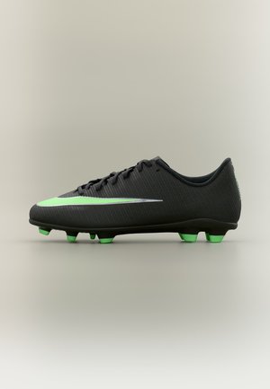 Scarpa da calcio nera con tacchetti verdi e design a swoosh verde e argento sul lato, vista dal lato esterno su sfondo neutro.
